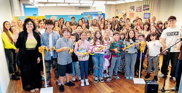 展示会「未来の声」の受賞者の代表が笑顔でテープカット（アルゼンチン平和講堂で）