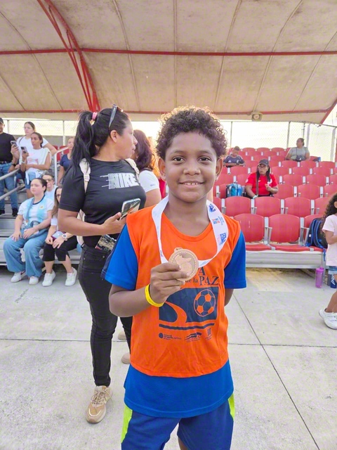 準優勝メダルを持つカレブ・アバディアさん