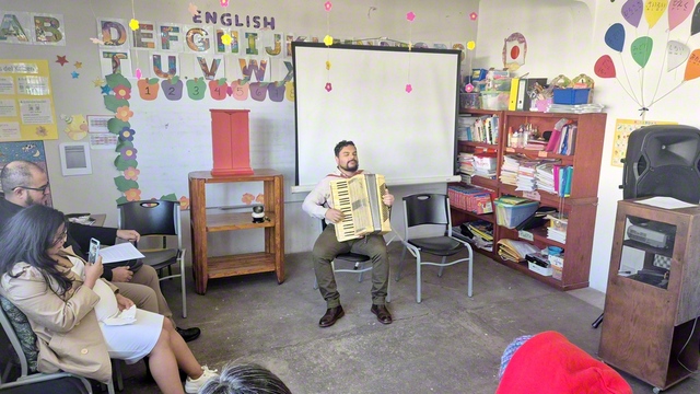 代表が演奏を披露