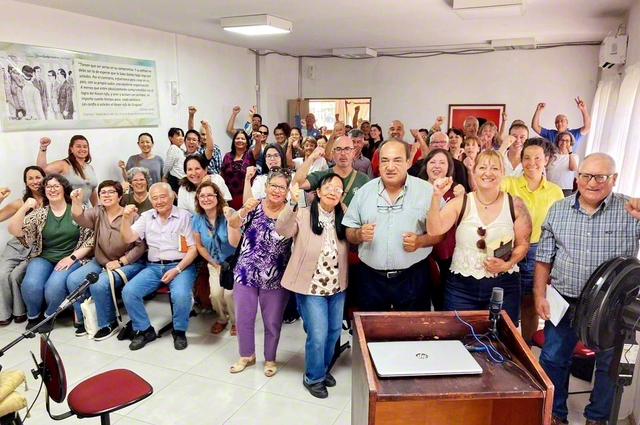 “一対一の対話”で広布拡大へ前進！――ウルグアイの友が笑顔で（ウルグアイ文化会館で）