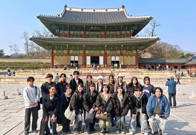 韓国で充実のフィールドワークを行った創価高校の生徒が記念のカメラに（22日、ソウルの昌徳宮で）