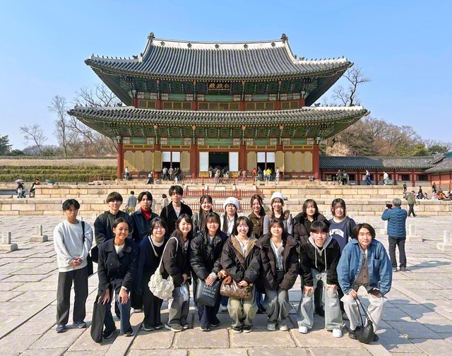 韓国で充実のフィールドワークを行った創価高校の生徒が記念のカメラに（22日、ソウルの昌徳宮で）
