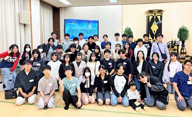 笑顔がはじけた長野第2総県の「ミライフェス」（未来部大会）。高等部の部長、中等部の未来リーダーの代表が実行委員を務め、盛り上がりを見せた（昨年10月、小諸文化会館で）