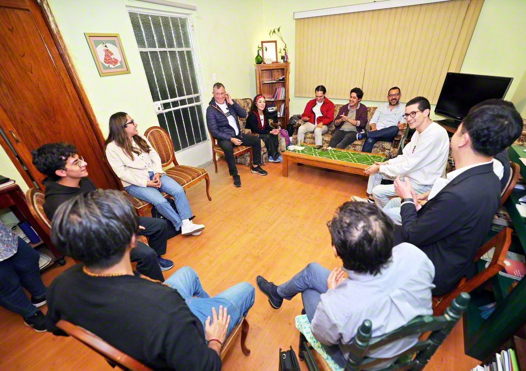 メキシコ市内で開かれた青年座談会（3月5日）。戸田先生の「青年を呼ぶのは、青年である。青年の心を揺さぶるものは、青年の叫びである」との言葉通り、参加者には自らの声と行動で、同世代の友の希望となろうとする情熱が燃える