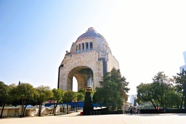 メキシコ独立革命のモニュメント「革命記念塔」。1965年、池田先生が同国に第一歩をしるした折、現地のメンバーと共に訪れ、語らいを交わした広布原点の地。ほど近くに同国広布の拠点「メキシコ平和文化センター」がそびえる