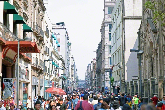 メキシコ市の中心街。街並みには、スペイン植民地時代の風情が残る