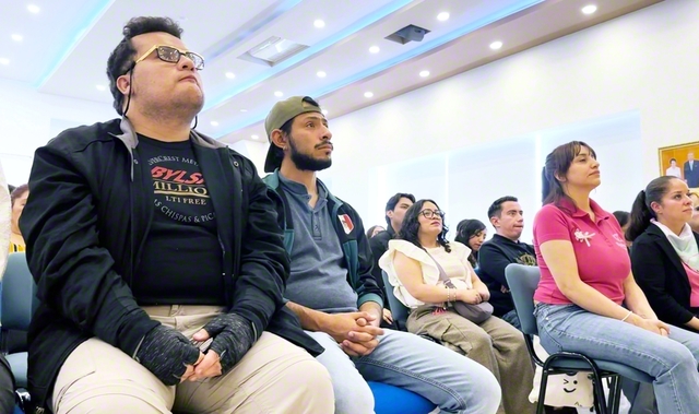 真剣な表情で耳を傾ける青年たち（3月7日、メキシコ青年部総会）。胸中の“センセイ”と語らう思いで小説『新・人間革命』などをひもときながら、前へ前へと進む