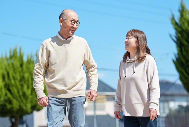 石﨑さん㊧の闘病生活を支え続けてきた妻・富士子さんと。富士子さんも、しゅうとめとの関係や、うつ病など、幾多の人生の坂を越えてきた。「でも、こうやって笑えるようになったのは、信心の力よね。意味があるよね」