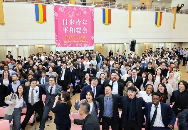 平和原点の地・広島で開催された「日米青年平和総会」。“永遠の師弟旅へ、さあ出発しよう！”――誓いの若人の熱き歌声がとどろいた（3月22日、広島池田平和記念会館で）