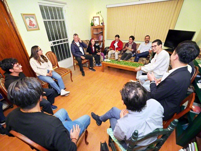 メキシコ市内で開かれた青年座談会（3月5日）。戸田先生の「青年を呼ぶのは、青年である。青年の心を揺さぶるものは、青年の叫びである」との言葉通り、参加者には自らの声と行動で、同世代の友の希望となろうとする情熱が燃える