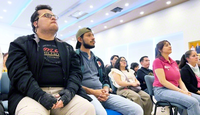 真剣な表情で耳を傾ける青年たち（3月7日、メキシコ青年部総会）。胸中の“センセイ”と語らう思いで小説『新・人間革命』などをひもときながら、前へ前へと進む