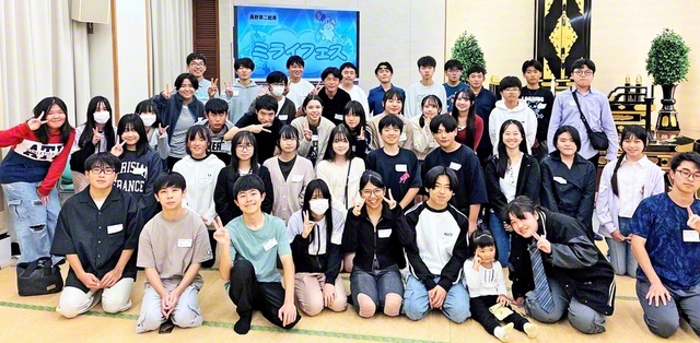 笑顔がはじけた長野第2総県の「ミライフェス」（未来部大会）。高等部の部長、中等部の未来リーダーの代表が実行委員を務め、盛り上がりを見せた（昨年10月、小諸文化会館で）