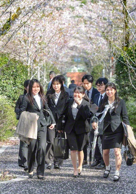 新たな学びの日々に胸を躍らせる新入生。桜舞う道を歩きながら、友と語り合う