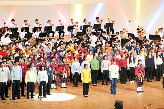 パイオニア吹奏楽団の力強い演奏で、学生歌を合唱した在学生の有志とクラブ団体の代表
