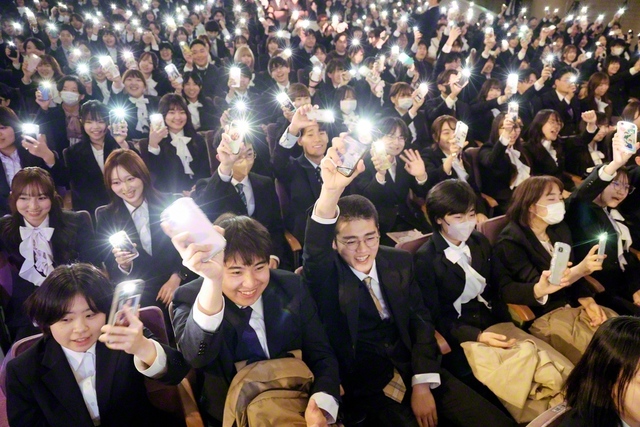 学部紹介での呼びかけに、新入生らがスマホのライトを掲げて応える（同）