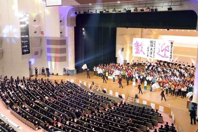 創価大学の第56回入学式。開学55周年に集い合った仲間たちと、自分らしく挑戦を重ねて成長することを約し合った（東京・八王子市の創大池田記念講堂で）