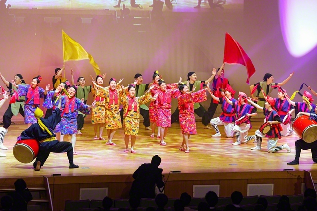 沖縄舞踊のクラブ「イチャリバチョーデーズ」による躍動感あふれる演舞