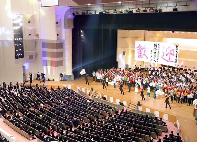 創価大学の第56回入学式。開学55周年に集い合った仲間たちと、自分らしく挑戦を重ねて成長することを約し合った（東京・八王子市の創大池田記念講堂で）