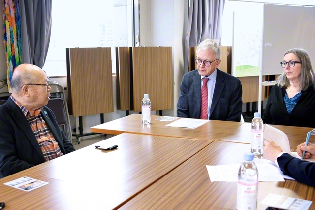 長崎を訪れた戸田平和研究所のトネソン所長㊥が、日本被団協の田中重光代表委員㊧と核なき世界を巡って語り合う（1日）