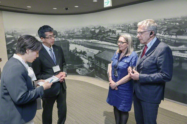 広島市の広島平和記念資料館を訪れたトネソン所長が石田館長の話に耳を傾ける（3月30日）