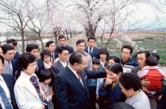 白鳥の渡来地として国の天然記念物に指定されている新潟の瓢湖（ひょうこ）で、池田先生が居合わせた友を抱きかかえるように励ました（1983年4月16日）　