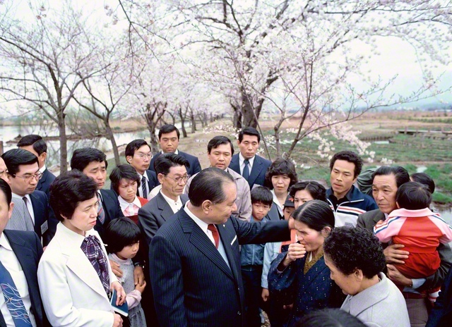 白鳥の渡来地として国の天然記念物に指定されている新潟の瓢湖（ひょうこ）で、池田先生が居合わせた友を抱きかかえるように励ました（1983年4月16日）　
