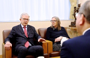 戸田平和研究所のトネソン所長（左端）と谷川主任副会長が語り合う（学会本部第2別館で）