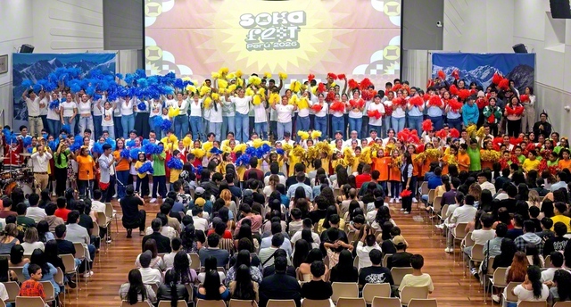 参加者全員が広布後継の誓いを新たにしたペルーの青年文化祭（首都リマのペルーSGI文化会館で）