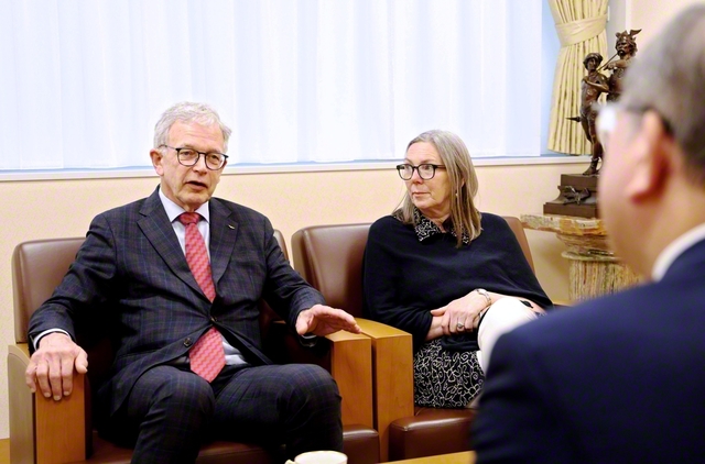 戸田平和研究所のトネソン所長（左端）と谷川主任副会長が語り合う（学会本部第2別館で）