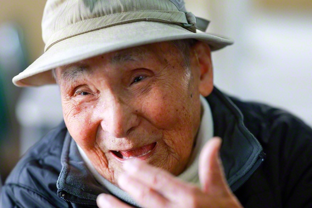 「瞳がきれいですね」と申し上げると、メガネを外してくれた。人生を見つめてきた目は、透徹の光をたたえていた