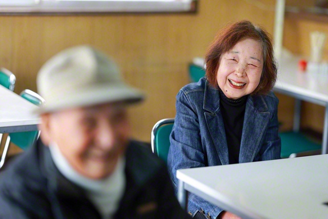 父の話を見守る長女の慶子さん㊨