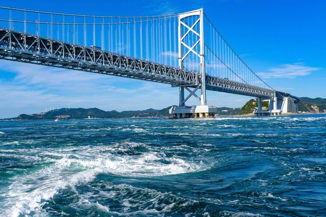 激流がぶつかり合い、白く渦巻く海。自然の力がたくましい鳴門の渦潮の一瞬