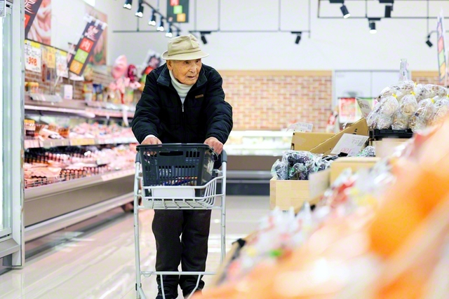 山下さんは健康のために毎日買い物に出る。歩くことが日課