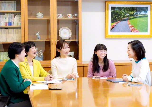 池田華陽会の清水委員長（右端）らが、対話に励む様子や訪問・激励での工夫などを那須女性部長（左から2人目）と共に語り合った（東京・信濃町の創価世界女性会館で）