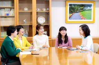 池田華陽会の清水委員長（右端）らが、対話に励む様子や訪問・激励での工夫などを那須女性部長（左から2人目）と共に語り合った（東京・信濃町の創価世界女性会館で）