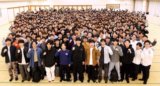 創大に学ぶ男子学生部が記念のカメラに（東京・八王子市内で）