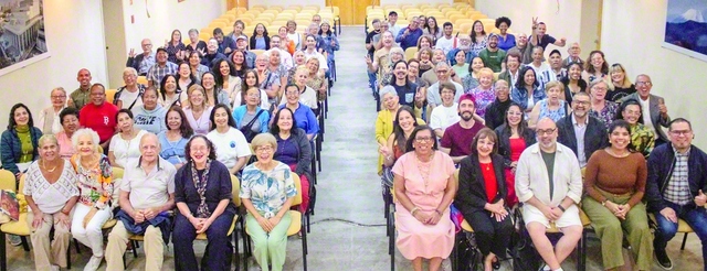 平和を開く語らいに率先するベネズエラの友（2月8日、ベネズエラ文化会館で）