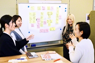 ユース委員会の清水委員長（右端）と女性部の青年世代で「学会活動の価値」を語り合う