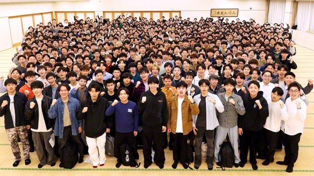 創大に学ぶ男子学生部が記念のカメラに（東京・八王子市内で）