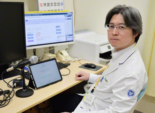 声を録音するマイクと専用アプリを搭載したタブレット端末の使い方を説明する西尾直樹名古屋大学准教授＝同