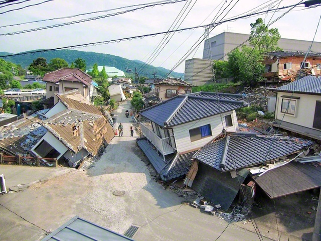 甚大な被害が広がった益城町の倒壊家屋（熊本災害デジタルアーカイブ/益城町提供）