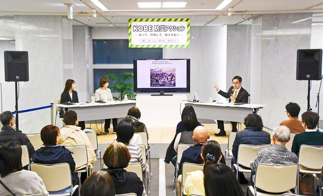 講演した小美野氏㊨が、兵庫女性平和委員会の代表と、災害時における支援や共助をテーマにトークセッション（神戸市の関西国際文化センターで）