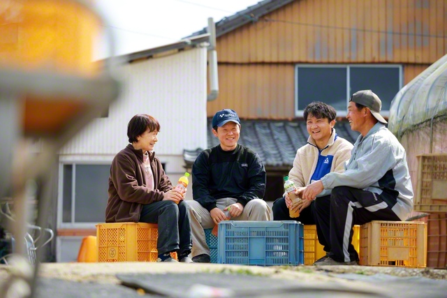 作業の合間にひと休み（左から妻・由美子さん、長男・大地さん、次男・将隆さん、寺田さん）