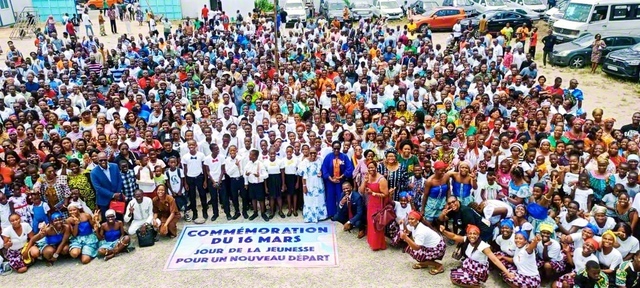 正義方面、共戦方面の友が記念のカメラに。さらなる広布の躍動を誓い合った（3月21日、アビジャンで）