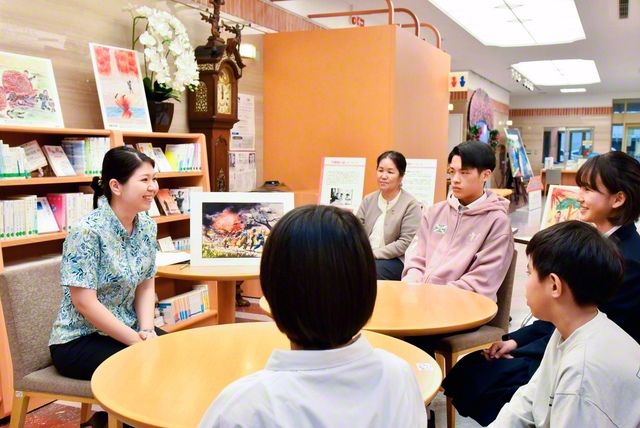 進行役の砂川華乃子さん（左端）が冒頭、笑顔で声をかける。