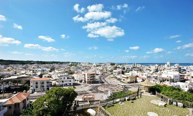 糸満ロータリー周辺の街並みを望む