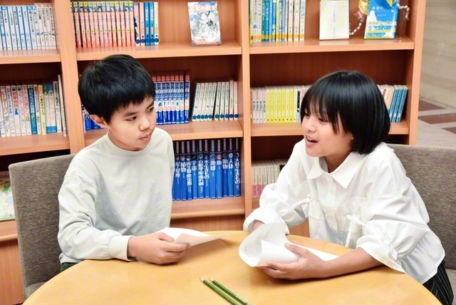小学生同士で。男の子は「血を流している人」が、女の子は「黒い人たち」が気になるという