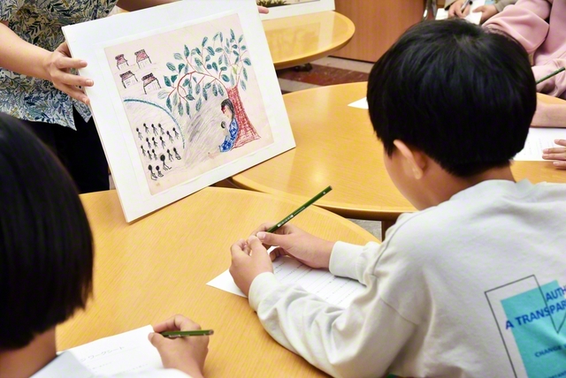 絵を見つめ、ワークシートに考えを書く