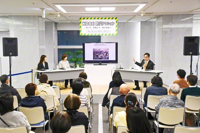 講演した小美野氏㊨が、兵庫女性平和委員会の代表と、災害時における支援や共助をテーマにトークセッション（神戸市の関西国際文化センターで）