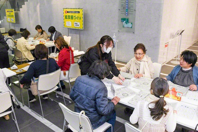 第2部で紙食器づくりを体験する参加者